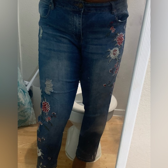 JEANS WITH FLOWER EMBROIDERY